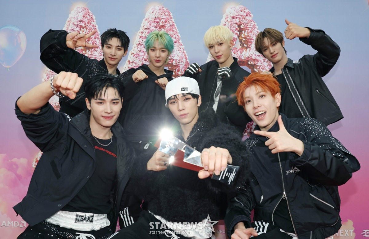 グループNEXGが6日、高雄ナショナルスタジアムで行われたスターニュース主催「10周年アジアアーティストアワード2025(10th Anniversary Asia Artist Awards 2025、「10周年AAA 2025」)で歌手部門ベストニューアーティスト賞を受賞した後、ポーズを取っている。     /2025.12.06 /写真=イ·ドンフン photoguy@