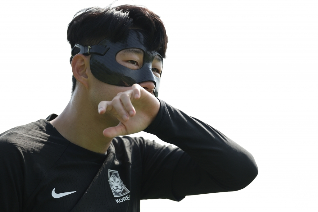 2022年国際サッカー連盟（FIFA）カタールW杯当時、顔面保護マスクを着用したソン·フンミン。 /写真=大韓サッカー協会提供