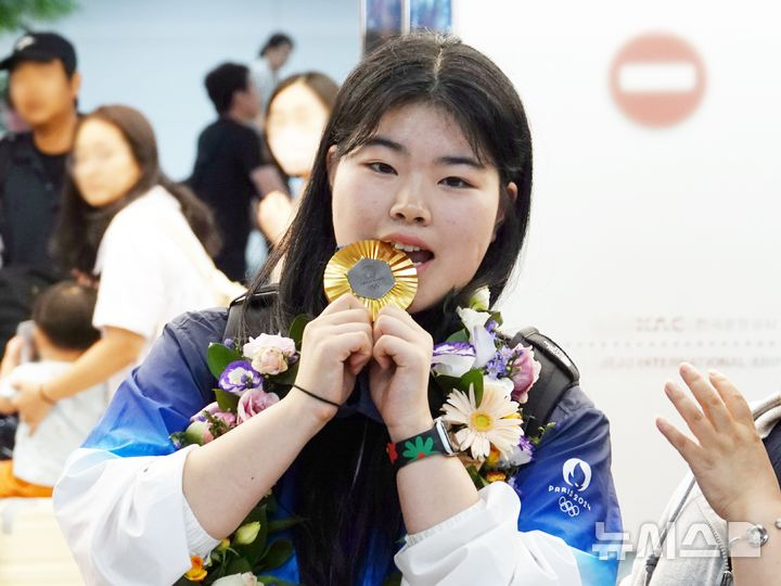 パリ五輪金メダリストのオ·イェジン（19）が金メダルを手にしてポーズを取っている。 /写真=ニューシス