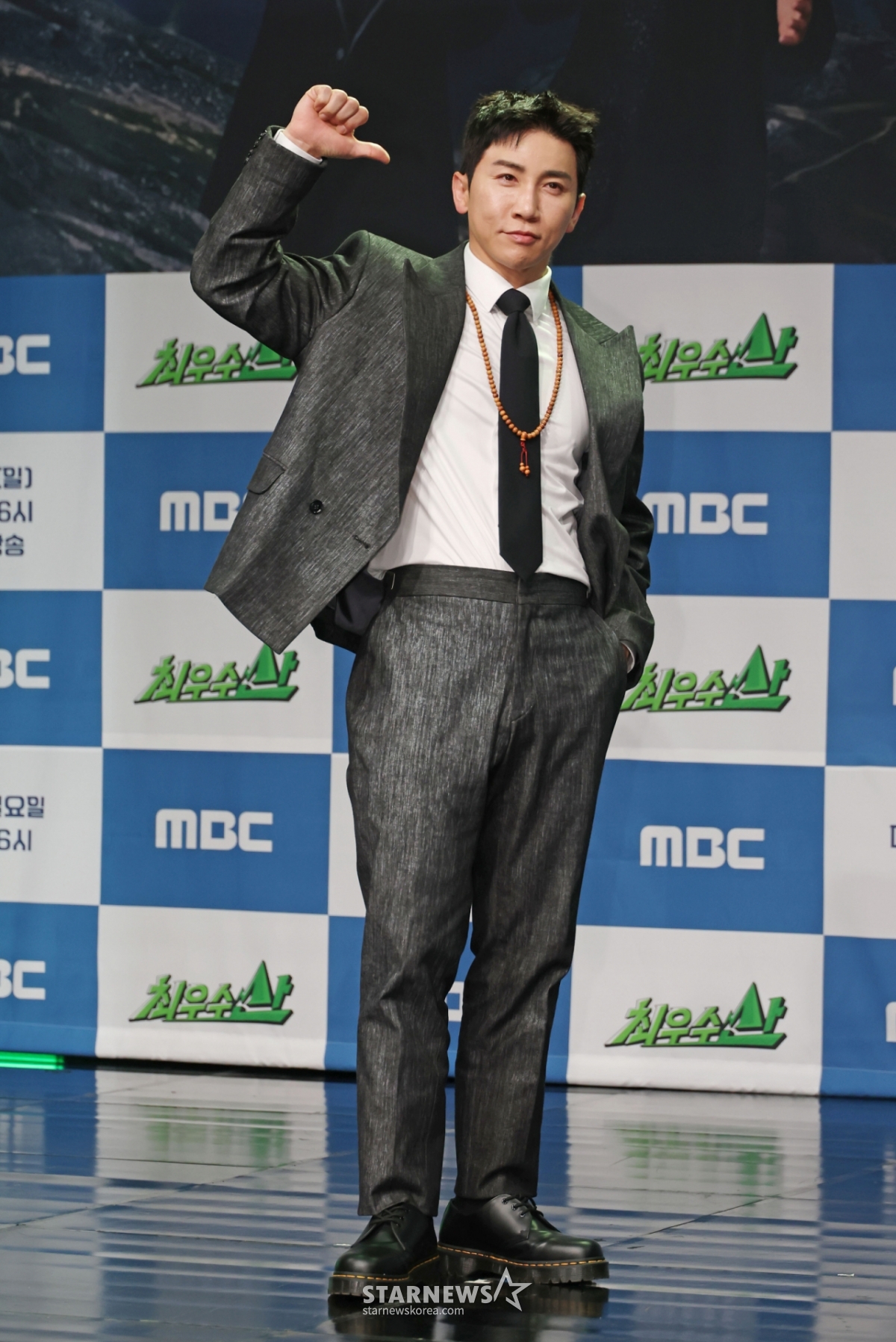Comedian Yoo Se-yoon attended the production presentation for the new variety program 'Best Mountain' held at MBC in Sangam-dong, Mapo-gu, Seoul, on the afternoon of the 28th, posing for photos. /2026.04.28 /Photo=Lee Dong-hoon photoguy@