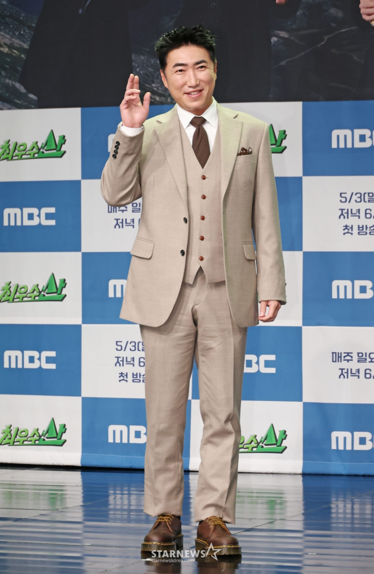 Comedian Jang Dong-min attended the production presentation for the new variety program 'Best Mountain' held at MBC in Sangam-dong, Mapo-gu, Seoul, on the afternoon of the 28th, posing for photos. /2026.04.28 /Photo=Lee Dong-hoon photoguy@