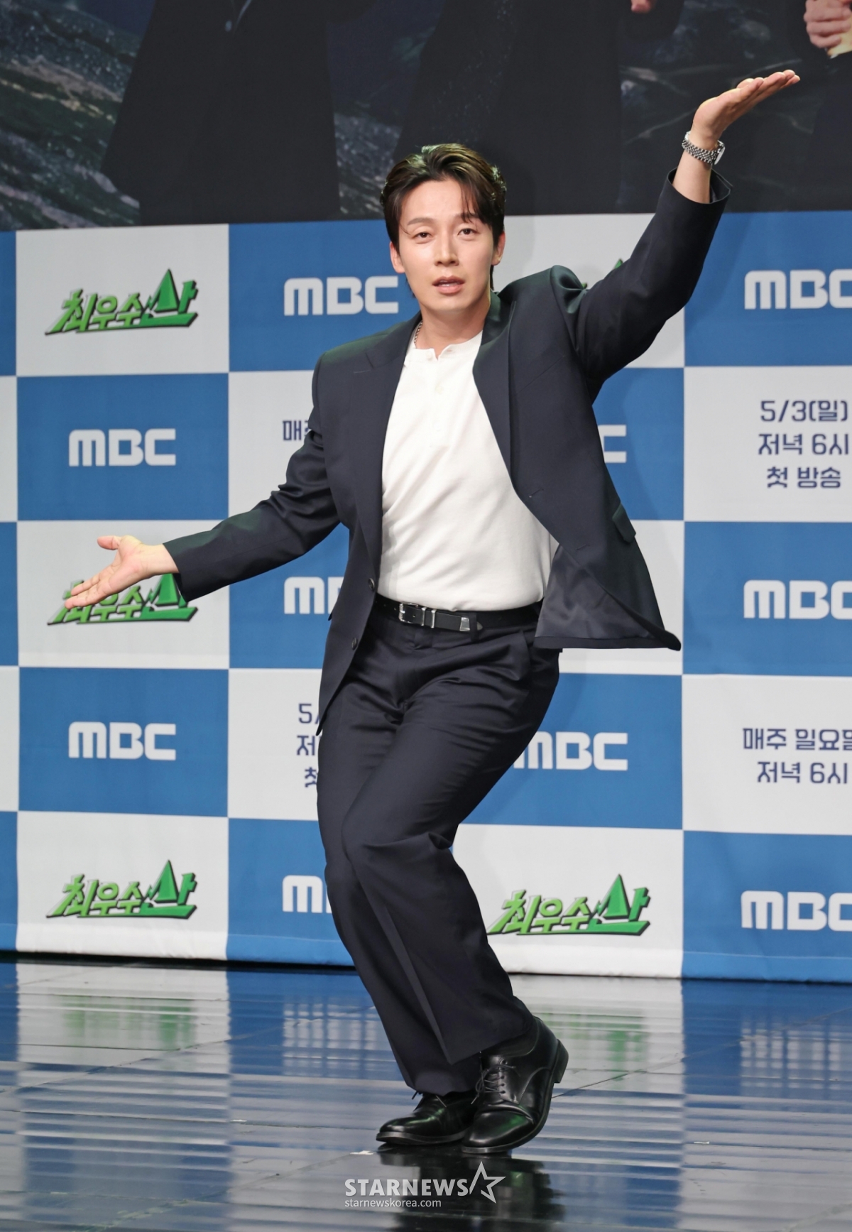 Comedian Heo Kyung-hwan attended the production presentation for the new variety program 'Best Mountain' held at MBC in Sangam-dong, Mapo-gu, Seoul, on the afternoon of the 28th, posing for photos. /2026.04.28 /Photo=Lee Dong-hoon photoguy@