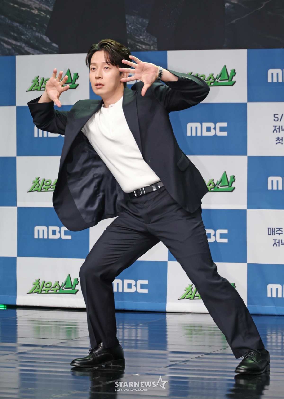 Комик Хо Кён Хван позирует во второй половине дня 28-го числа на презентации производства новой развлекательной программы «Чхве У Сусан», которая прошла на MBC в Сангам-дон, Мапо-гу, Сеул. /2026.04.28 /Фото = Ли Дон Хун Фотогуи@