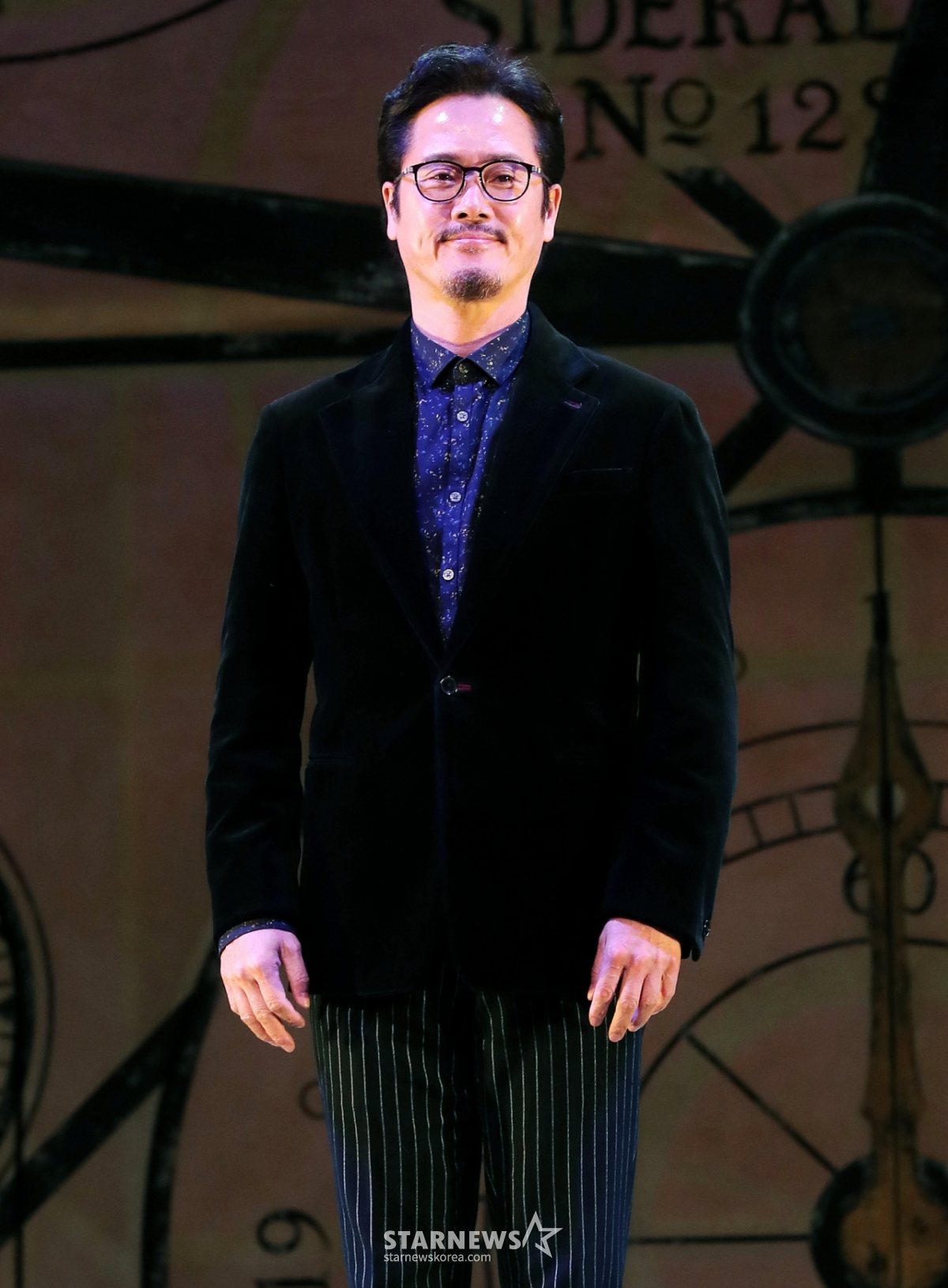 Музыкальный актер Нам Кён Чжу позирует перед совместным интервью с мюзиклом «Wicked», которое состоялось в карточном зале Shinhan Card Hall Blue Square в Ханнам-дон, Йонсан-гу, Сеул, во второй половине дня 23-го числа.2021.02.23 