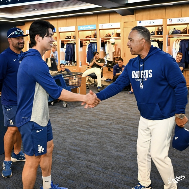 Kim Hye-sung (trái) và huấn luyện viên Roberts bắt tay. /Ảnh = SNS chính thức của LA Dodgers