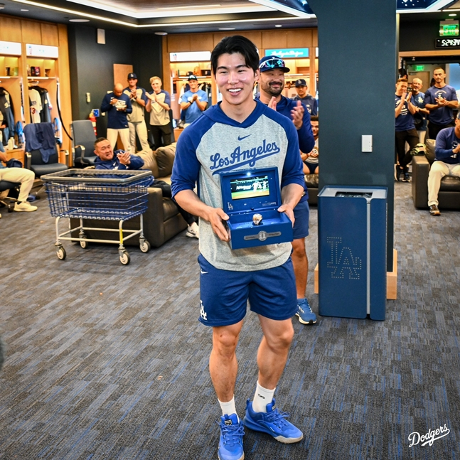 Kim Hye Sung đứng trước các đồng nghiệp sau khi nhận được chiếc nhẫn vô địch. /Ảnh = SNS chính thức của LA Dodgers