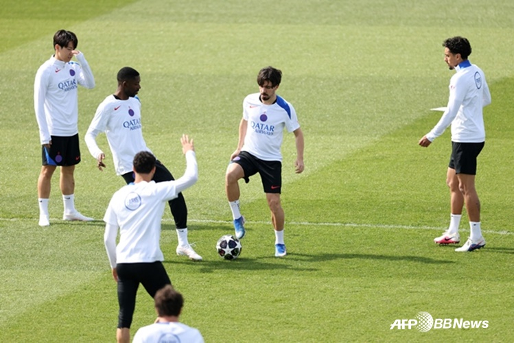 ビティーニャ（中央）とPSG選手たち。 /AFPBBNews=ニュース1