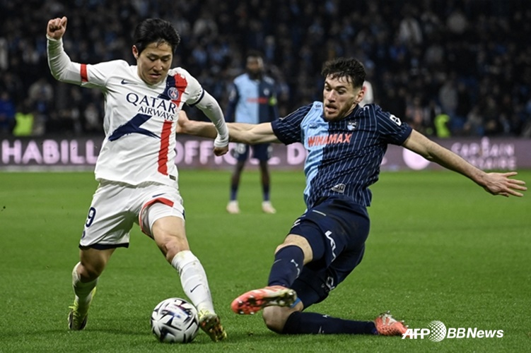 ボールをコントロールする李カンイン（左）の姿。/AFPBB News=ニュース1