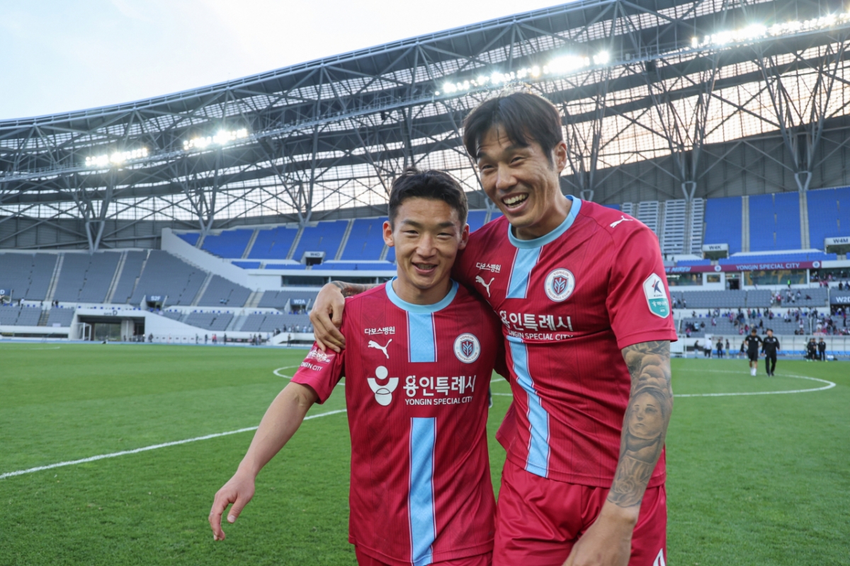 ФК Йонъин Ким Мин У (слева) и Сок Хён Чжун счастливы после победы над ФК Кимхэ, которая состоялась на стадионе Миры в Йонъине 26-го числа. /Фото = Предоставлено FC.