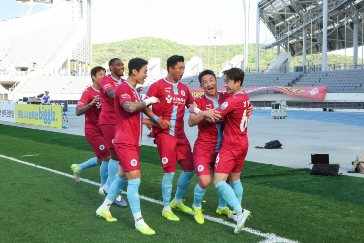 ФК «Йонгин» Ким Мин У (второй справа) радуется со своими коллегами после забитого гола в матче против «Кимхэ» на стадионе «Мир» в Йонъине 26-го числа. /Фото = Предоставлено FC.
