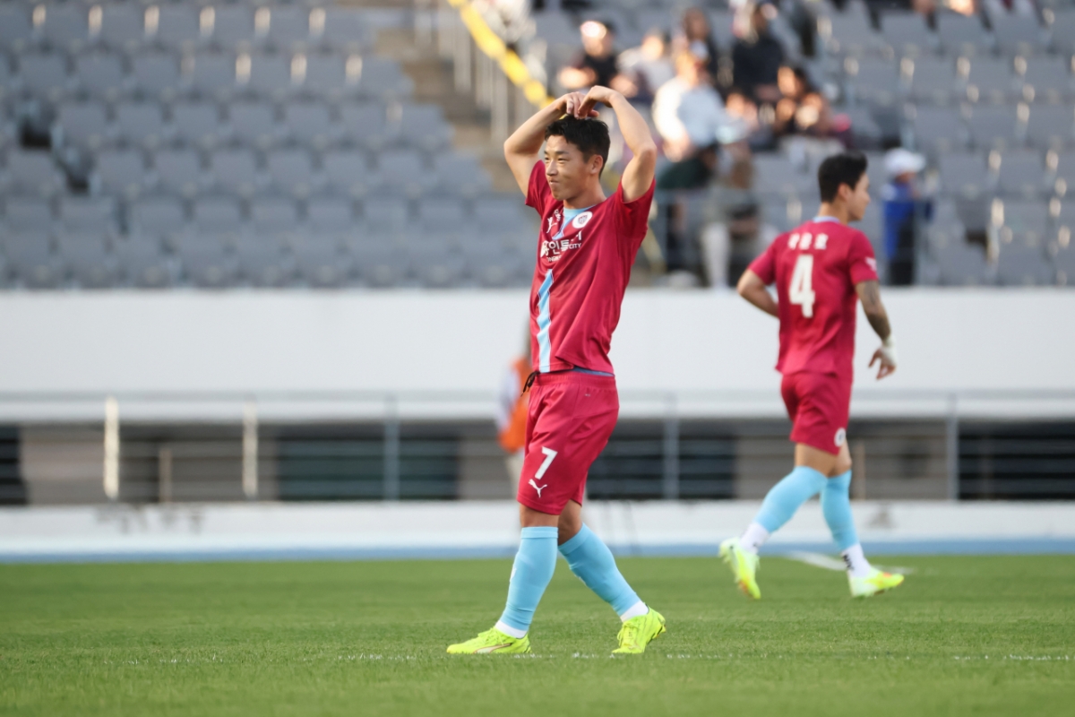 Ким Мин У (второй справа) проводит церемонию гола после того, как забил гол в матче против ФК Кимхэ, который состоялся на стадионе Мир в Йонъине 26-го числа. /Фото = Предоставлено FC.