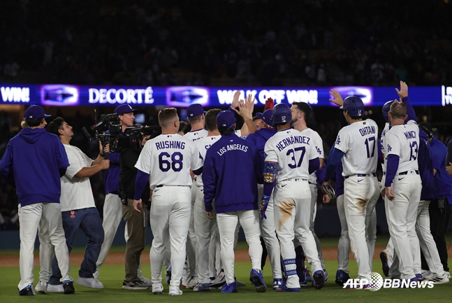 The Dodgers team celebrates a dramatic comeback victory. /AFPBBNews=NEWS1