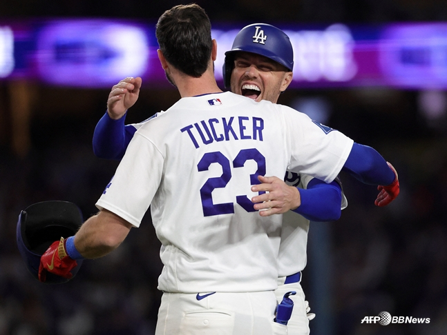 Kyle Tucker, who hit the go-ahead single to end the game, embraces Freddie Freeman. /AFPBBNews=NEWS1