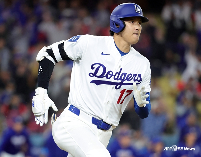 Ohtani hits a ball to close the one-run gap with a two-run double. /AFPBBNews=NEWS1