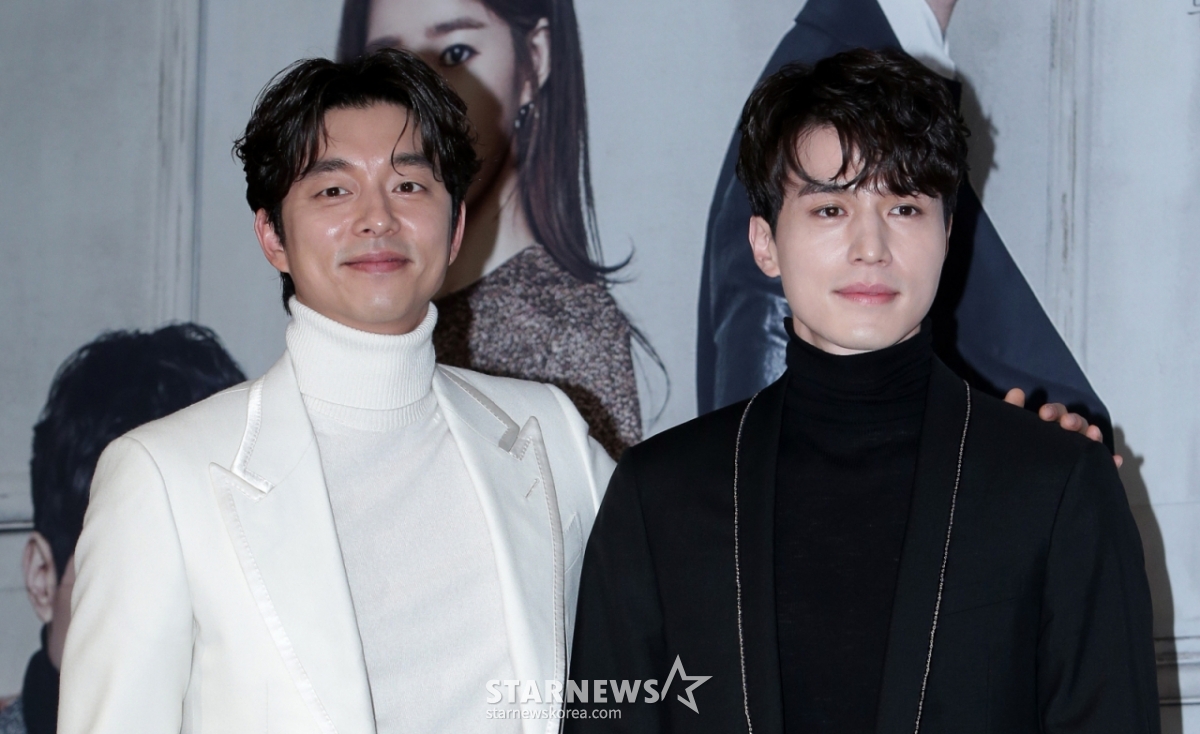 $ Chiều 22/3, nam diễn viên Gong Yoo và Lee Dong Wook đang tạo dáng tại buổi họp báo ra mắt phim Cô đơn và rực rỡ (tvN) diễn ra tại Party Onna, phường Nonhyun, quận Gangnam, Seoul.  "Thần linh cô đơn và rực rỡ" là câu chuyện xảy ra khi một yêu tinh cần một cô dâu để kết thúc cuộc sống bất tử, một thần chết mất trí nhớ kỳ lạ bắt đầu sống với anh ta, và một cô gái "số phận phải chết" được cho là "cô dâu yêu tinh" xuất hiện trước mặt họ. Tập đầu tiên sẽ lên sóng vào ngày 2/12. /Ảnh = Phóng viên Kim Chang-hyun chmt@