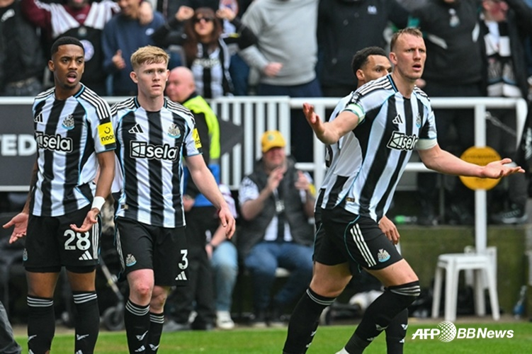 Newcastle players protesting. /AFPBBNews=NEWS1