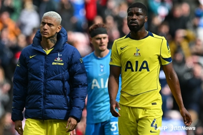 Richarlison (left) and Kevin De Bruyne. /AFPBBNews=NEWS1