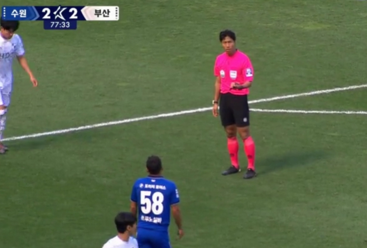 6月25日，水原世界杯竞技场举行了水原三星对阵釜山ipark的比赛，图为在比赛途中召唤水原外援bruno silva的主裁判金喜坤（音）。 =照片=转播画面截图。