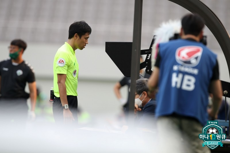 图为正在观看现场评论的裁判金熙坤。 =图为，韩国职业足球联盟提供。