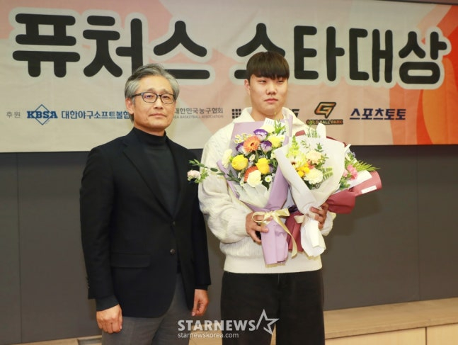 パク·ジュンスン(右)が徳寿高校時代の2024年11月、スターニュースが主催した「2024フューチャーズスター大賞」授賞式でスター賞を受賞し、大韓野球所ポートボール協会のヤン·ヘヨン会長(当時副会長)と記念撮影をしている。 /写真=スターニュース