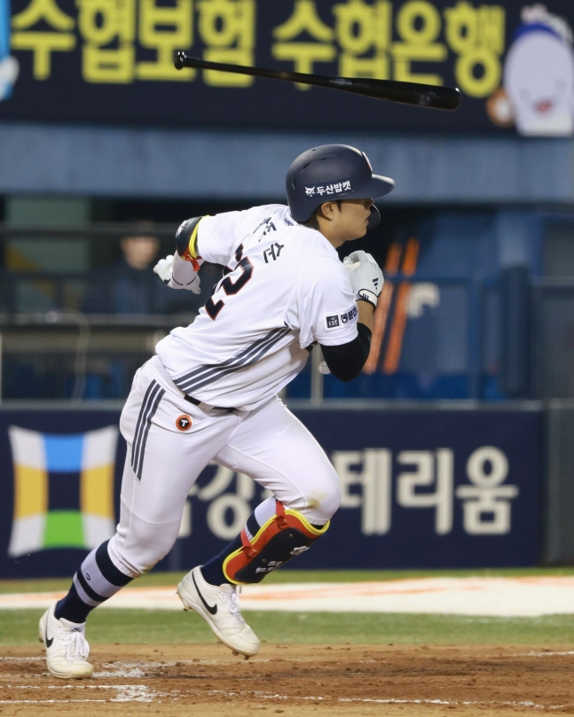 打撃するパク·ジュンスン。 /写真=斗山ベアーズ