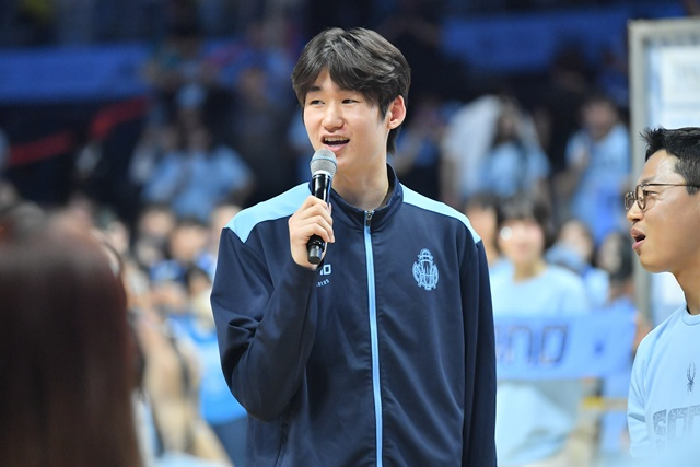 チャンピオン決定戦直後、高陽（コヤン）、ソノ、イ·グンジュンが笑みを浮かべている。 /写真=KBL提供