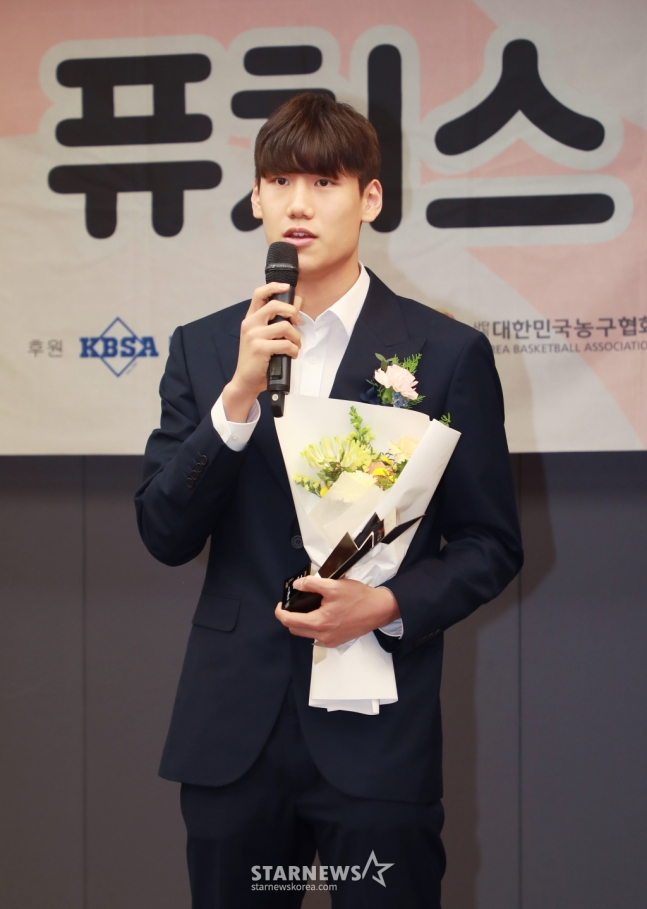 パク·ジョンウンが「2024フューチャーズスター大賞」授賞式でバスケットボール部門大賞を受賞した後、感想を述べている。 /写真=李ドンフン記者