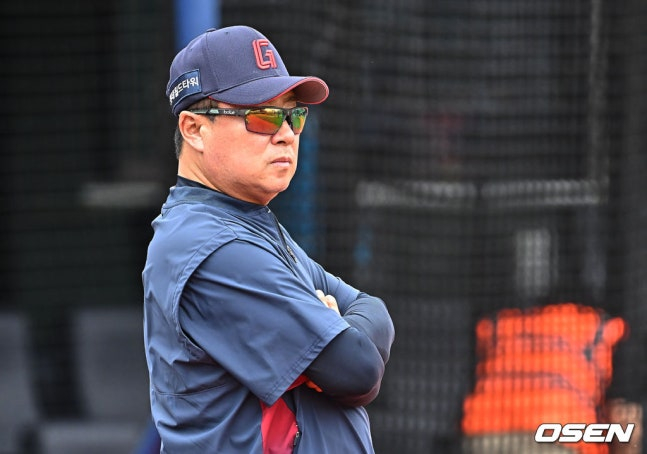 Тренер Ким Тэ Хён наблюдает за тренировками. 