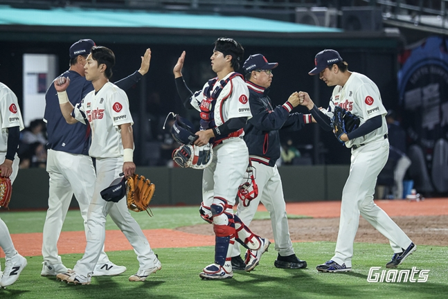 Ким Вон Чжун (справа) и Ким Тэ Хён, сделавшие сейв после игры 28-го числа, дают пять. /Фото = Лотте Джайентс