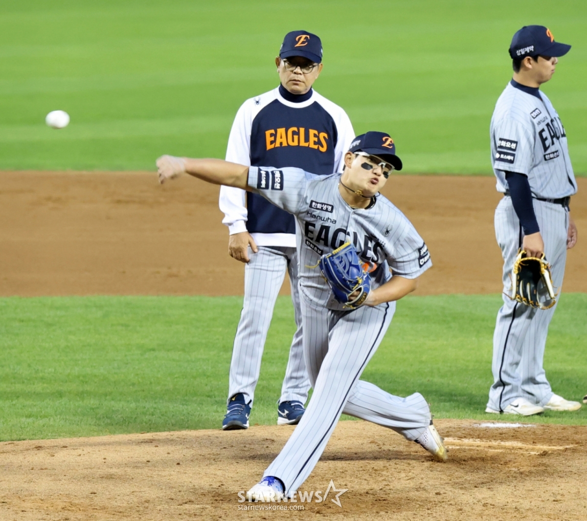 他就是韩华鹰队投手教练杨尚文（左）和投手金瑞贤。 =照片=高级记者姜英祖。