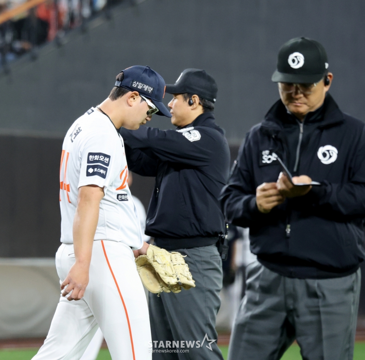 Hanwha Eagles pitcher Kim Seo-hyun (left) looks disappointed after giving up a run via a bases-loaded walk in the bottom of the 8th inning with two outs during a home game against the Samsung Lions on the 14th. /Photo=Senior reporter Kang Young-jo