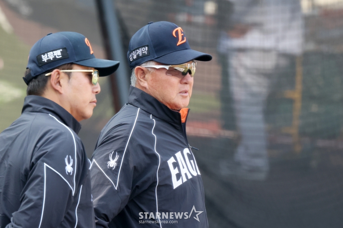 Kim Kyung-moon, manager of the Hanwha Eagles (right), watches players' training ahead of a home game against the Samsung Lions on the 15th. /Photo=Senior reporter Kang Young-jo