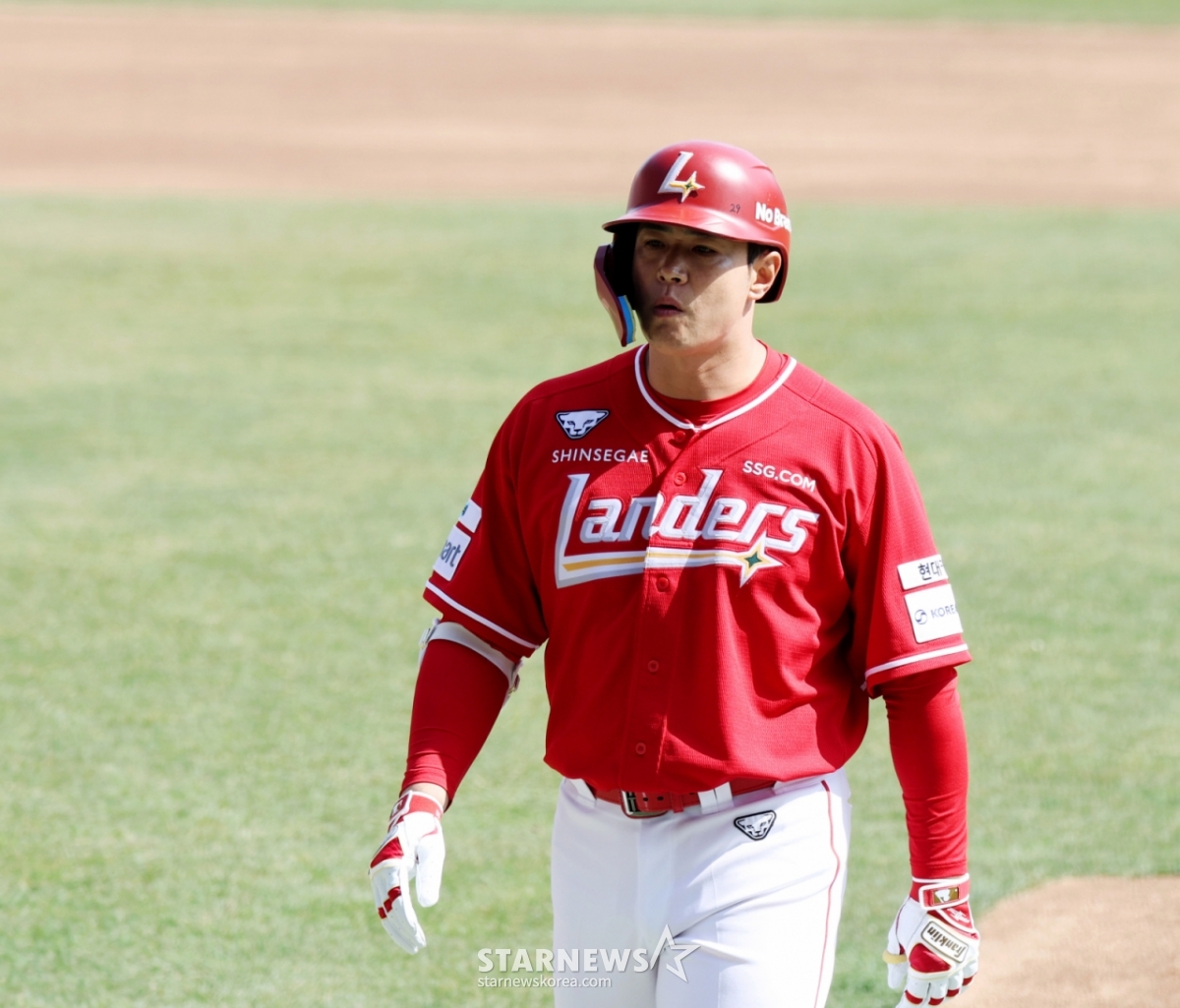 SSGランダースのキム·ジェファンが先月28日、仁川SSGランダースフィールドで行われたKIAタイガース戦で外野フライに退いている。 /写真=姜永祚（カン·ヨンジョ）先任記者