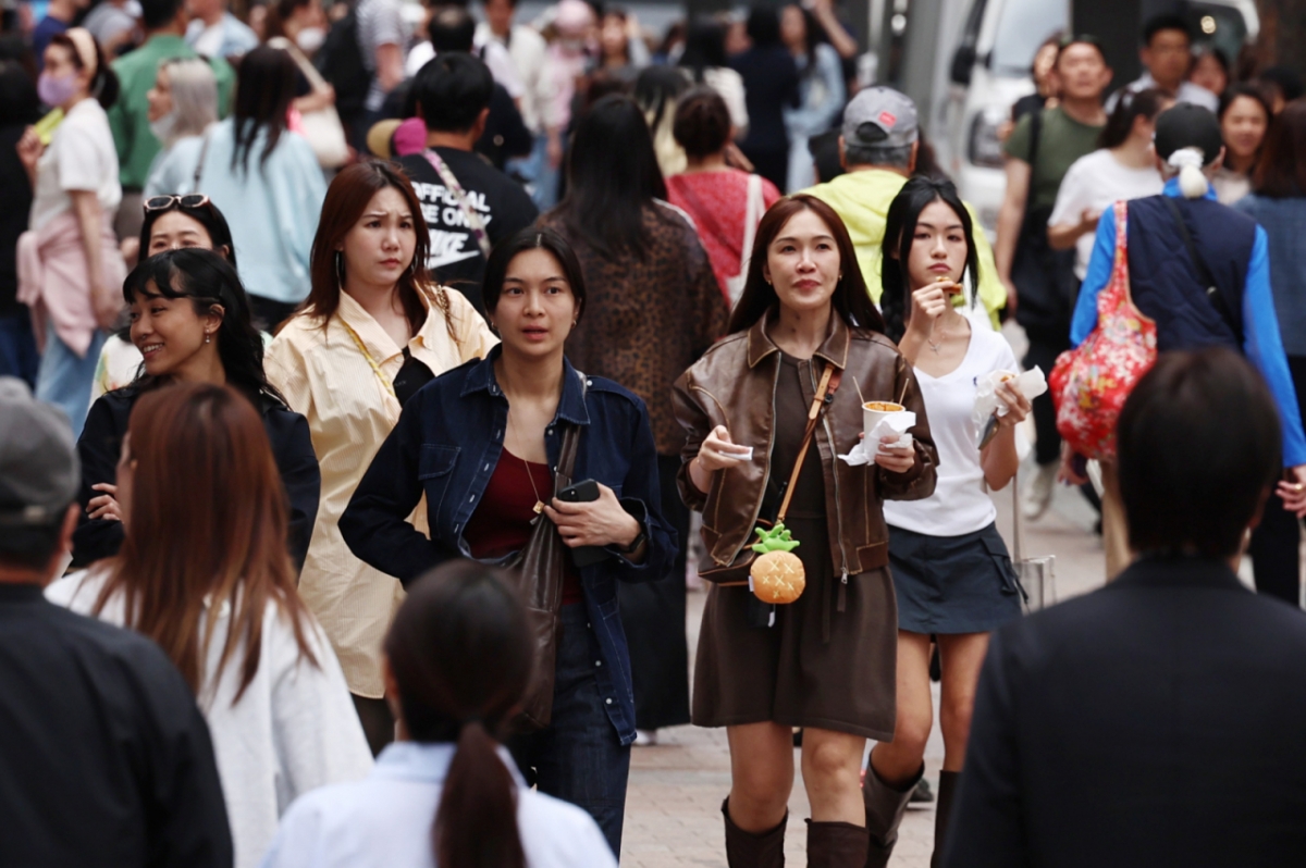 Khách du lịch nước ngoài đang đi bộ trên đường Myeongdong, Jung-gu, Seoul vào ngày 16 tháng 4. /Cung cấp ảnh = News1