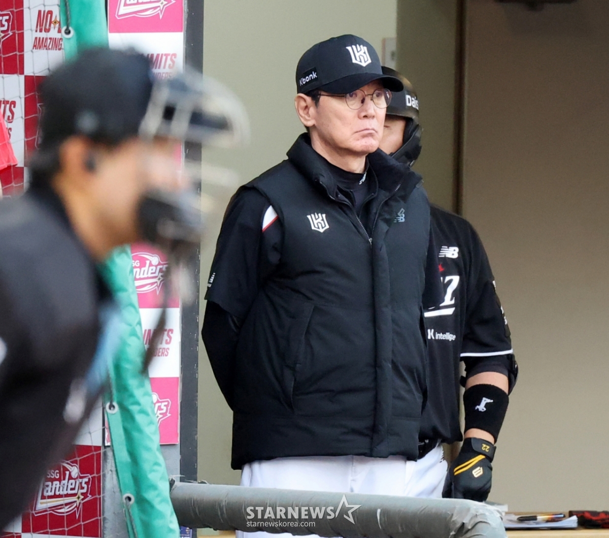 KT manager Lee Kang-chul watches the field during the 2026 KBO League game between SSG Landers and KT Wiz at Landers Field on the 24th. 2026.04.24. /Photo=Senior reporter Kang Young-jo