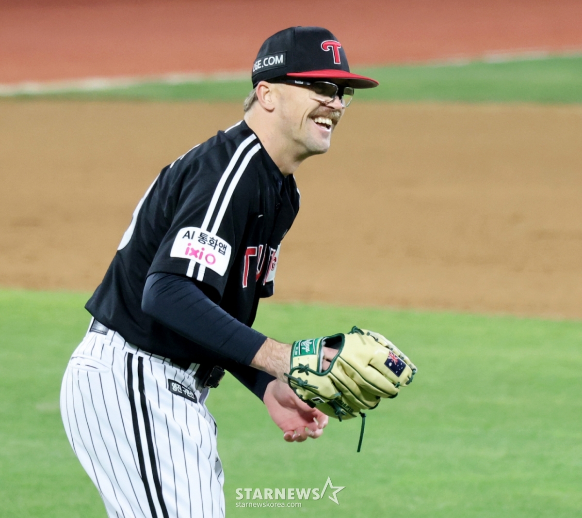 Стартовый питчер LG Уэллс улыбается в конце шестого иннинга между LG Twins и KTWiz Лиги 2026 KBO, который состоялся в парке KTWiz в Сувоне 28-го числа.   2026.04.28. /Фото = старший репортер Кан Ён Чжо 
