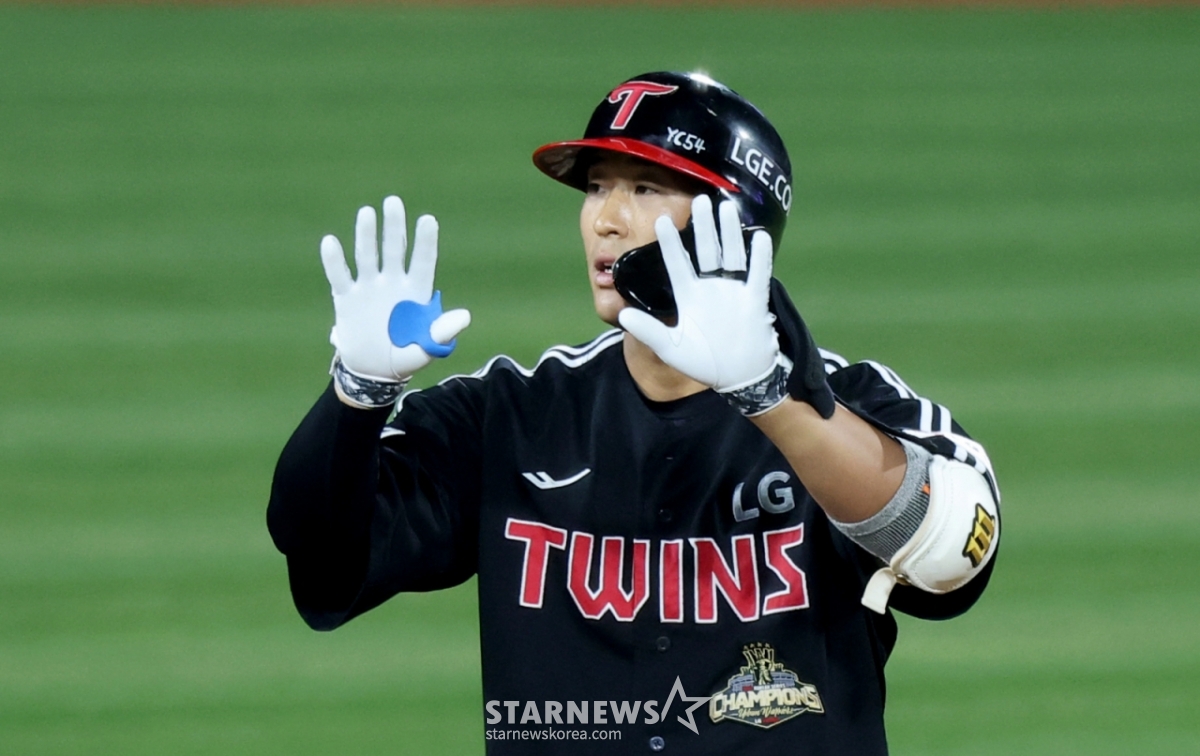 Нападающий LG № 5 Сон Чан-и возвращается на базу как двойной на первой базе в начале восьмого иннинга между LG Twins и KTWiz лиги 2026 KBO, который состоялся в парке KTWiz в Сувоне 28-го числа.   2026.04.28. /Фото = старший репортер Кан Ён Чжо