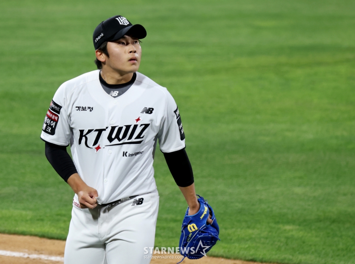 Заключительный KT Пак Хён Хён начал кризис на 2-й и 3-й базе в начале 8-го иннинга между LG Twins и KTWiz лиги 2026 KBO, который состоялся в парке KTWiz в Сувоне 28-го числа, но он позволил разворот. Пак Ён Хён, завершивший иннинг, играет с выбегом.   2026.04.28. /Фото = старший репортер Кан Ён Чжо