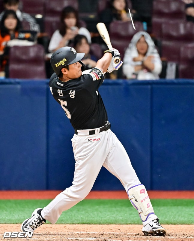 КТ Кан Мин Сон радостно приветствует после того, как 28-го числа в парке KTWiz в Сувоне совершил свой первый удар в конце 10-го иннинга между LG Twins и KTWiz лиги 2026 KBO.   2026.04.28. /Фото = старший репортер Кан Ён Чжо