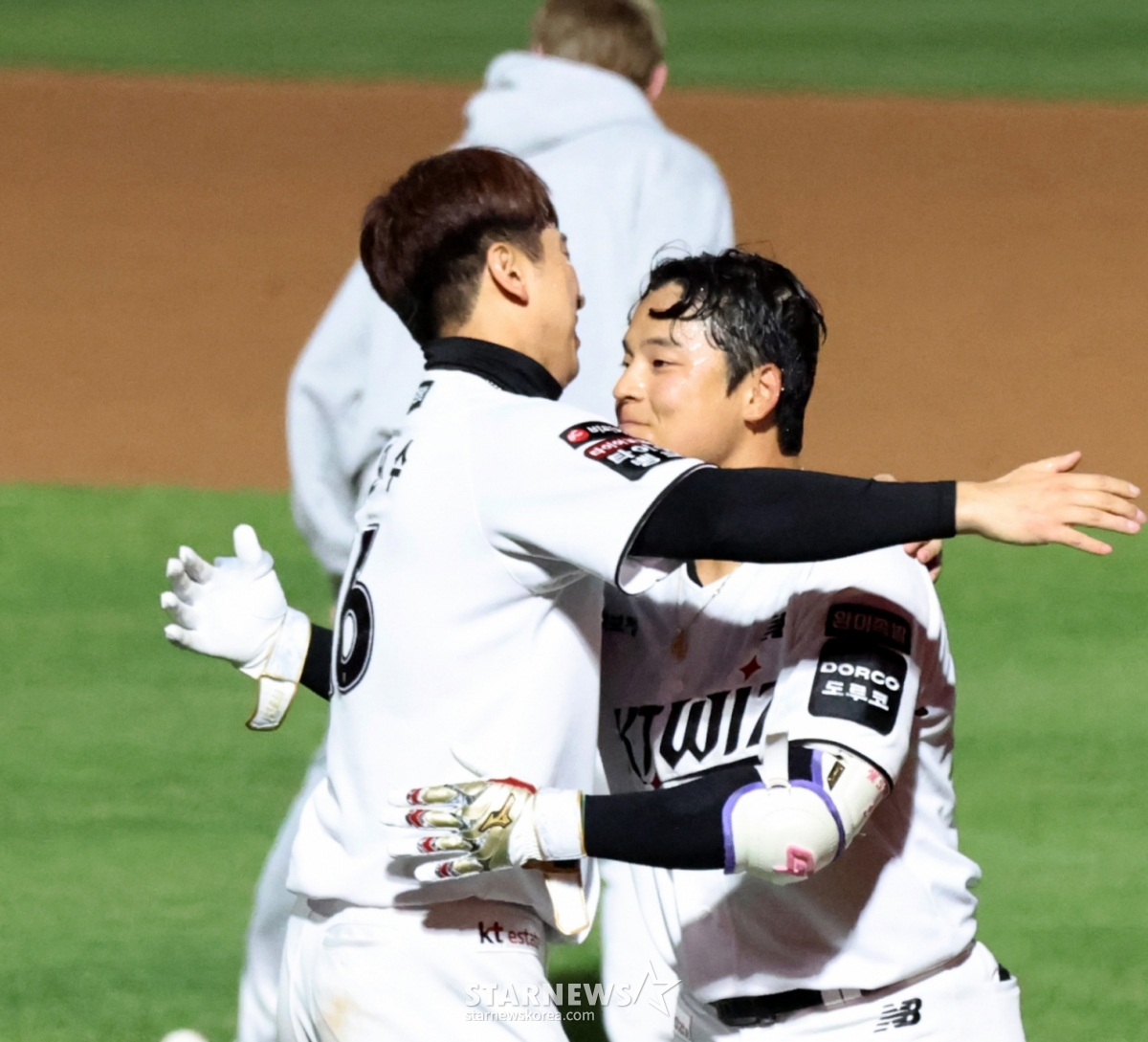 Kang Min Sung của KT đang hoan hô sau khi đánh một cú đánh kết thúc ở vị trí đánh bóng đầu tiên ở cuối hiệp 10 của trận đấu 2026 KBO League LG Twins diễn ra tại Công viên Suwon KT Wiz vào ngày 28.   2026.04.28 /Ảnh = Phóng viên cao cấp Kang Young Jo 