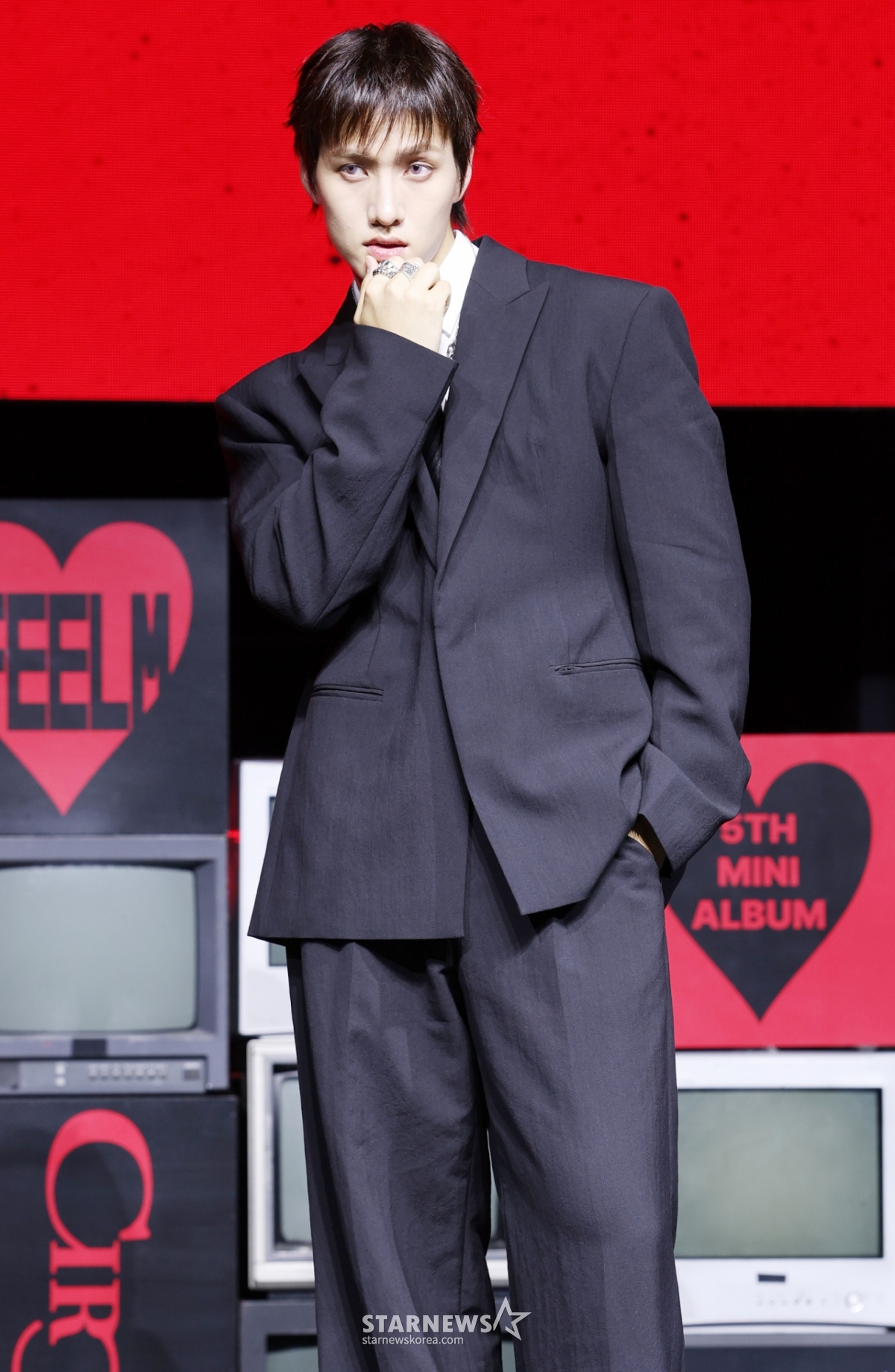 グループ82メジャーのチョ·ソンイルが28日、ソウル西大門区のイエス24ワンダーロックホールで行われた5番目のミニアルバム「FEELM」の発売記念ショーケースでポーズを取っている。 /2026.04.28 /写真=キム·フィソン hwijpg@