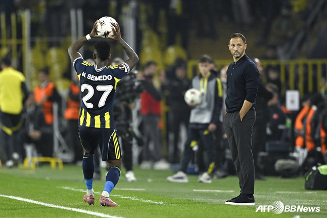 Head coach Domenico Tedesco (right) watching the players' match. /AFPBBNews=NEWS1