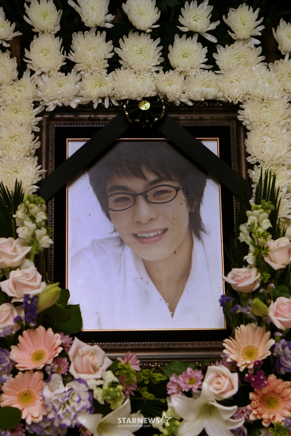 Утром 1-го числа в похоронном зале больницы Борамаэ в Кванак-гу, Сеул, состоялась церемония похорон покойного члена Monday Kids Ким Мин Су, погибшего в автомобильной аварии. 2008.05.01 / Фото = Ли Мён Гын