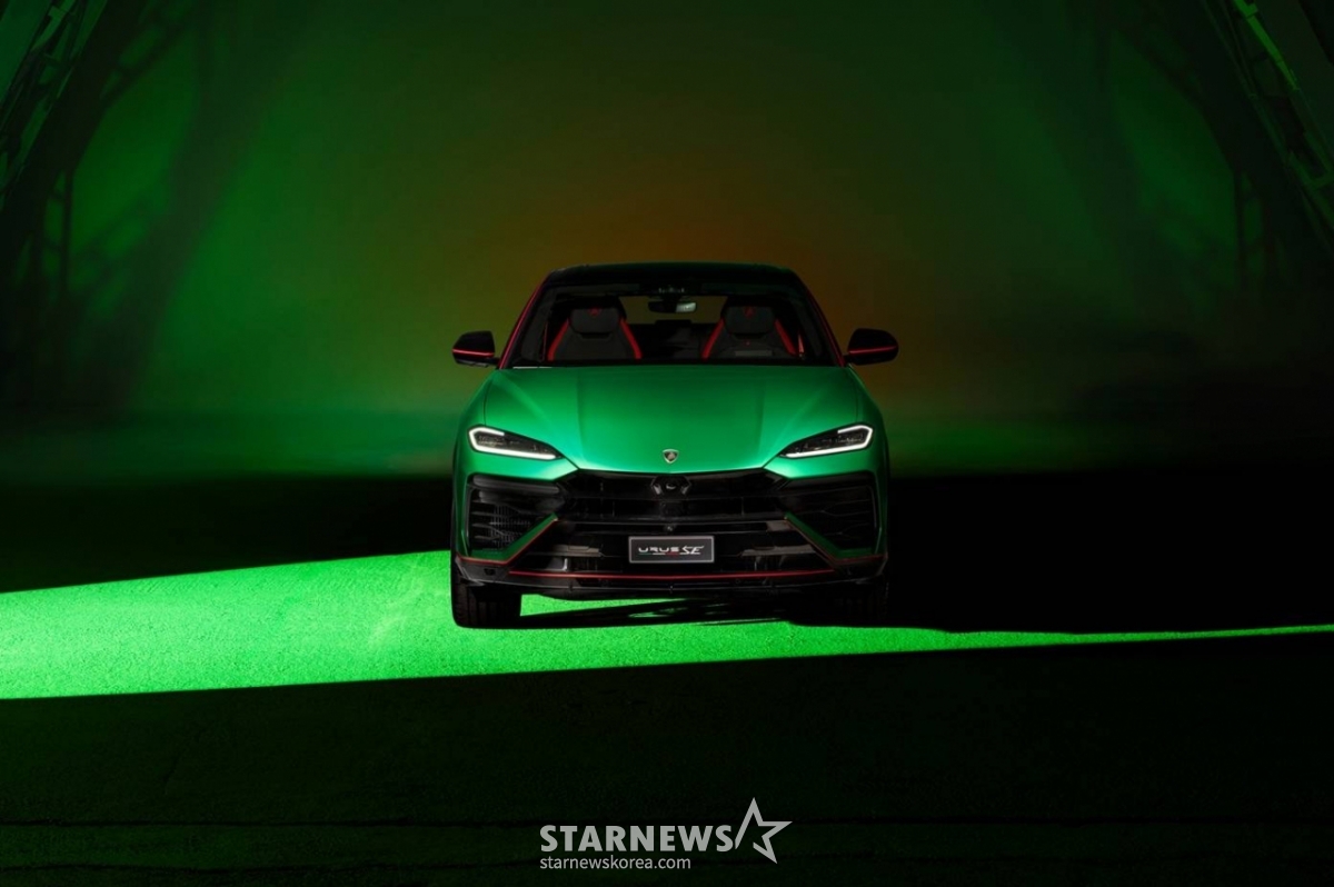 ウルスSEテトネロ/写真提供=オートモビリランボルギーニ