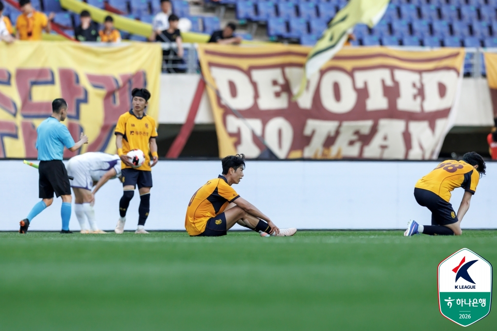 Gwangju FC players looking disappointed after a 2-5 loss to FC Anyang on the 26th. /Photo=Korea Professional Football League