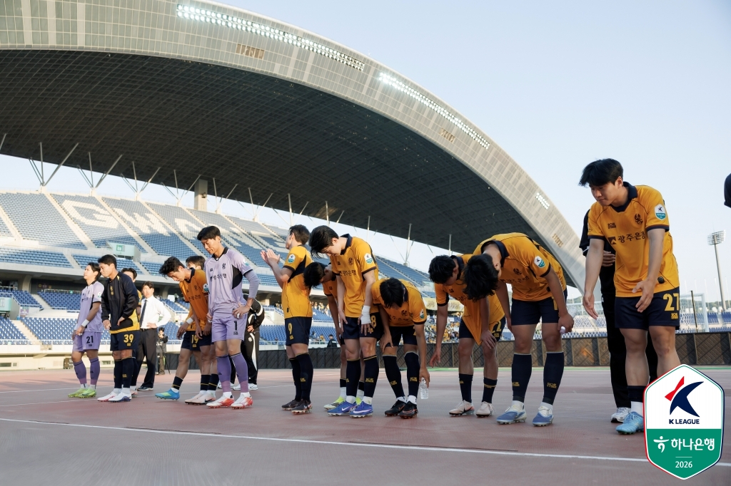 Gwangju FC players greeting fans after a 2-5 loss to FC Anyang on the 26th. /Photo=Korea Professional Football League
