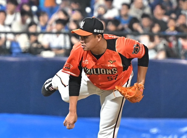 '충격!' 대만야구, 1루 커버 안 했다고 공개 얼차려 논란→경기 종료 직후 생중계 고스란히 담겼다