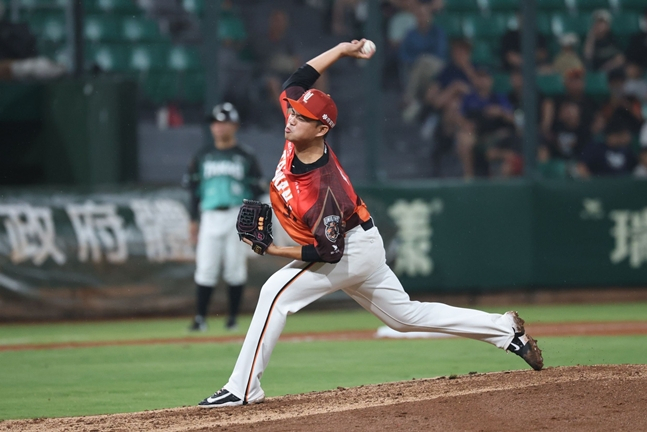 Wu Qing-wei pitching. /Photo=Tongyi Lions official SNS
