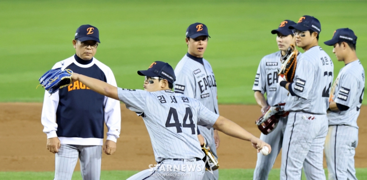 Тренер питчеров «Ханхва Иглз» (слева) Сандамун наблюдает за тренировочным броском Ким Со Хёна, который поднялся на гору вместо Хван Джун Со в конце третьего иннинга с двух аутов и первой базы в гостевом матче против «LG Twins» на бейсбольном стадионе Джамсиль 23-го числа. /Фото = Старший репортер Кан Ён Чжо