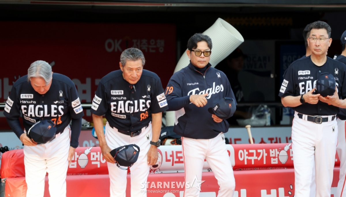 Тренер Ханва Иглз Ким Кён Мун (слева направо), тренер Ян Сын Гван, тренер Ян Сын Гван, тренер Ян Санг Мун, тренер Ким Мин Хо. /Фото = Старший репортер Кан Ён Чжо